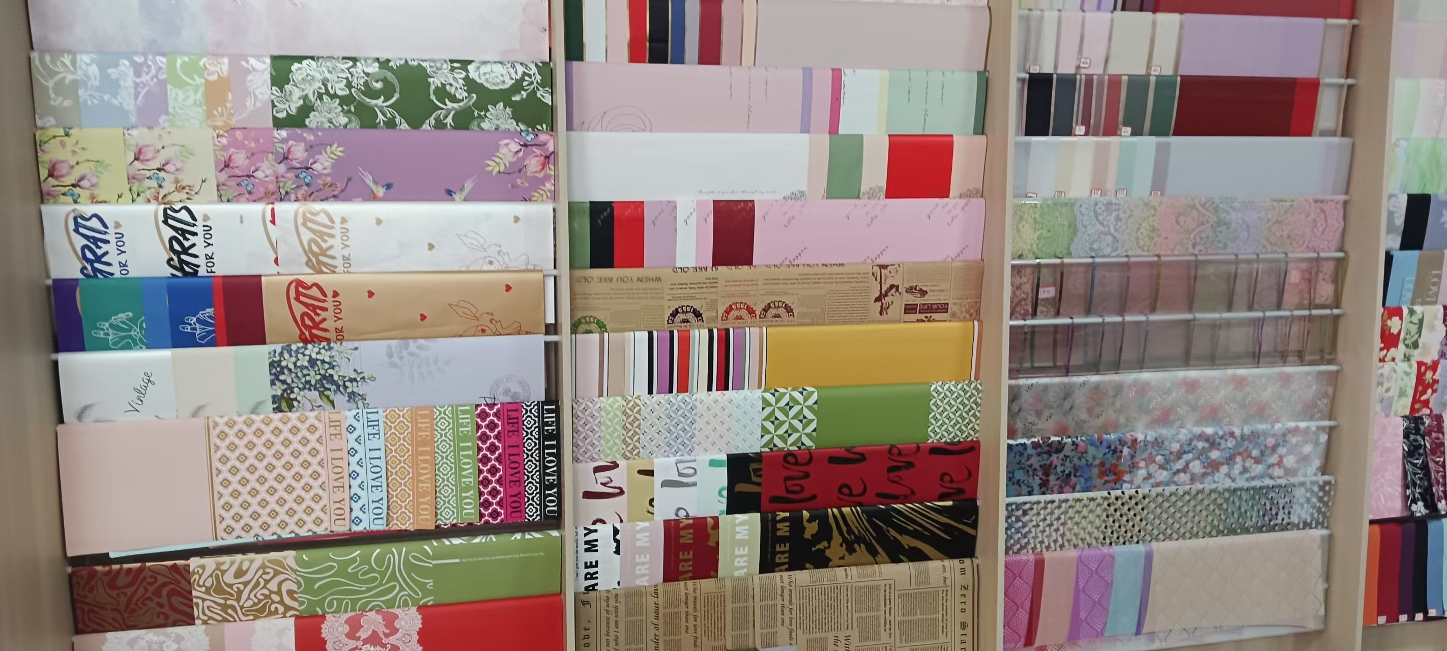 Últimos casos de empresas Visitamos a fábrica de papel de embrulho de flores.