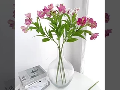 Uma decoração de buquê de flores de luxo leve para a sala de estar e mesa de jantar com narcisos simulados