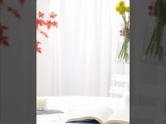 Simulação de flores com uma sensação realista e sofisticada, embalado com bolas de ouro, decoração suave do hotel