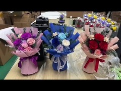 Dia de Alentine, um buquê de rosas preservadas e flores de gelo azul-vermelho para a tua namorada e melhor amigo.