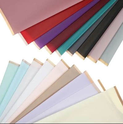 Bom preço. Papel de embrulho floral de plástico de mate coreano à prova d'água para embalagens de buquê de flores on-line