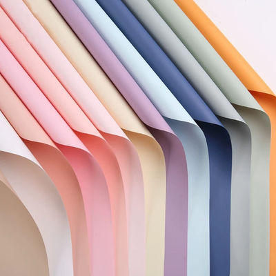 Bom preço. Papel de embrulho de flores à prova d'água de cor sólida espessada 56cm * 56cm Embalagem personalizada Tamanho 60X30X3cm on-line