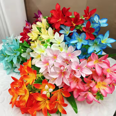 Bom preço. Fabricantes Venda Direta Bouquet de Flores de Lírio Artificial Venda Quente Decoração para Casa Celebração de Casamento Bouquet de Flores Falsos on-line