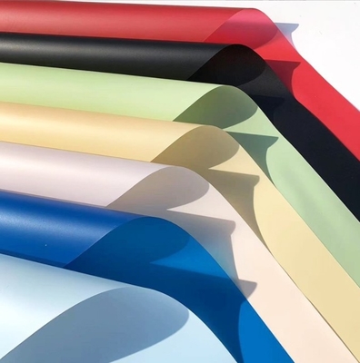 Bom preço. Papel de flores embalado em papel fosco de cor sólida, material de papel de embalagem de flores, papel de embalagem à prova d'água de buquê de floristas, papel de plástico semitransparente on-line
