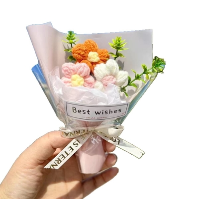 Bom preço. Um mini-bouquet de flores artificiais de lã de pelúcia está pronto como presente para sua namorada para o Dia das Crianças em 1o de junho on-line