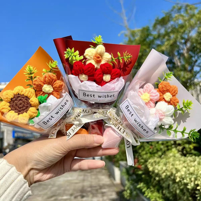Bom preço. Um mini-bouquet de flores artificiais de lã de pelúcia está pronto como presente para sua namorada para o Dia das Crianças em 1o de junho on-line