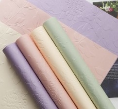 Bom preço. Papel de embalagem de flores de arte em relevo de rosa em relevo em 3D para arranjos especiais on-line
