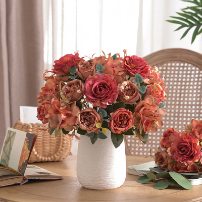 Bom preço. Bouquets criativos de flores artificiais como hibisco e rosa, decoração em estilo natural para mesas de jantar e mesas de café e arranjos florais on-line