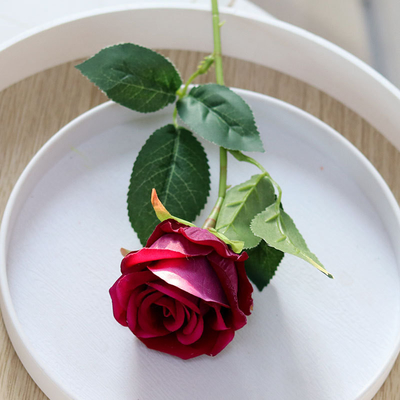 Bom preço. Rosa de veludo, flor artificial, cascata de rosas, flor falsa do Dia dos Namorados, decoração de casamento em casa, rosa popular de check-in on-line