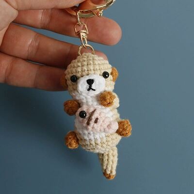 comprar Tricotagem Amigurumi Carinhosas Loutre de Pelúcia Portando Chave de Peixe Keychain Oyuncak Crochet Brinquedos de Animais Boneca Chaves de Chave de Loutre Maciçoado Fabricação em linha