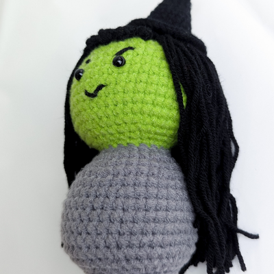 comprar Brinquedo de pelúcia de bruxa de crochê feito à mão pela JNC Macrame Vietnã para presente de Halloween e decoração doméstica Fabricação em linha