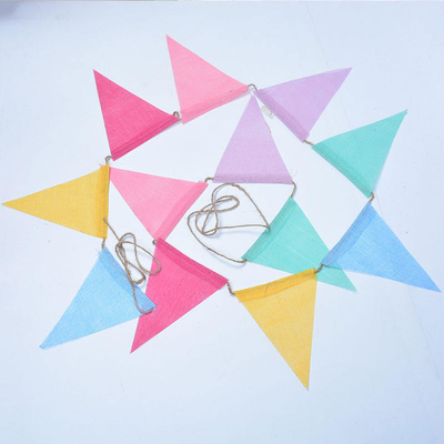 Bom preço. Bandeiras coloridas da estamenha de serapilheira para celebrações do aniversário on-line