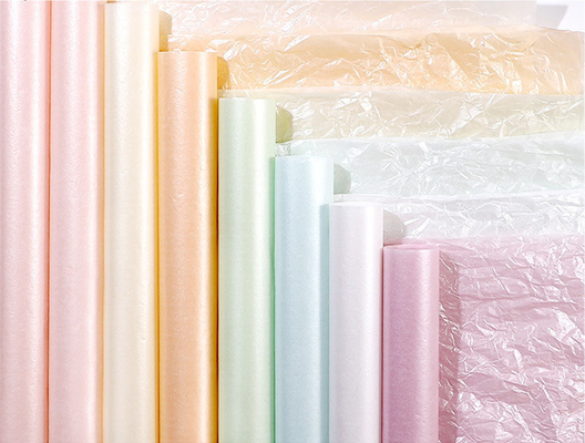Bom preço. Papel luxuoso de Wrapping Paper With do florista e material plástico em muitos projetos on-line