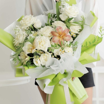 Bom preço Filme plástico floral personalizado de papel de envolvimento 58*58cm do tamanho para o florista Packing on-line