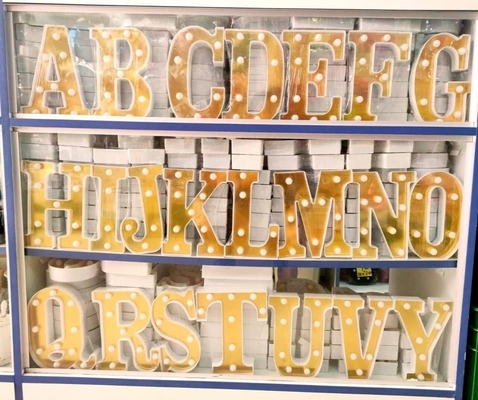 Bom preço. Artigos amarelos da decoração da festa de anos da letra para comemorar ocasiões especiais on-line