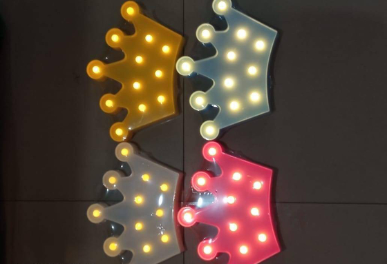 Bom preço. Tamanhos dados forma coroa dos artigos da decoração da festa de anos do diodo emissor de luz vários disponíveis on-line