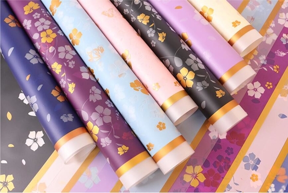 Bom preço. Embalagem de papel com flores brilhantes impressas com um material de cor sólida acima da borda on-line