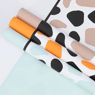 Bom preço Papel de embalagem floral de girafa, plástico à prova d'água, gravura, impressão de cera, papel especializado on-line