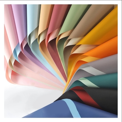 Bom preço Papel de embalagem coreano de duas cores embutidos de flores impermeáveis on-line