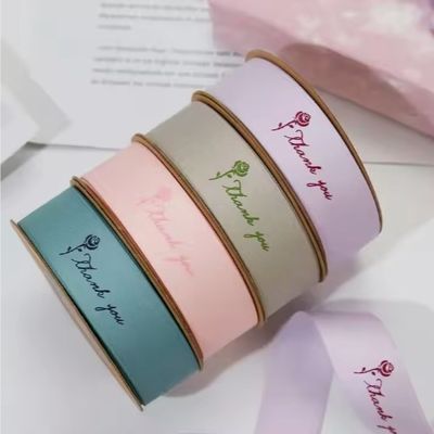 Bom preço. Faixa satinada de poliéster de algodão impermeável de 19 mm com logotipo elevado para presentes on-line