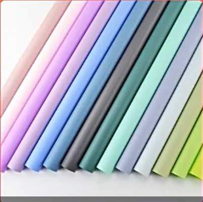 Bom preço Solução de embalagem de flores Folha de papel impermeável com embrulho de celófano de plástico sólido on-line