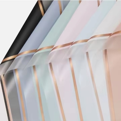 Bom preço Papel de embrulho de flores coreano Papel de embalagem de plástico com quadro de linha dourada Muitas cores on-line