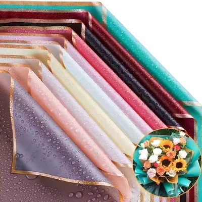 Bom preço. Papel de embrulho florista colorido e à prova d'água de borda dourada para embalagem de buquê 58*58cm on-line