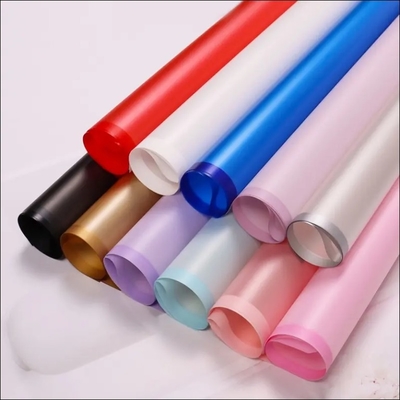 Bom preço. Papel floral à prova d'água em 16 cores para embrulho de flores on-line