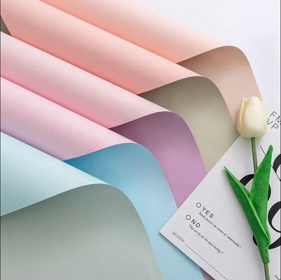 Bom preço Papel de embrulho de flores frescas Papel impermeável de pérola 58CM * 58CM Personalizado 35X58X0.2 cm on-line