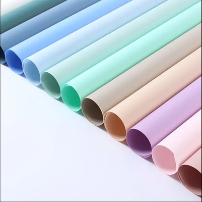 Bom preço Folha de papel à prova d'água de cores personalizadas em plástico sólido embalado em celófano para flores frescas on-line