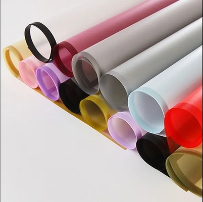Bom preço Papel de embalagem de florista de cor personalizada plástico de embalagem de flores borda fosca à prova d'água on-line