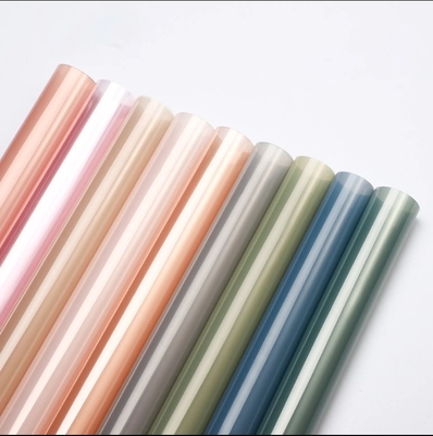 Bom preço Papel de vidro colorido de alta transparência para o Natal, papel de embrulho de flores à prova d' água com revestimento on-line