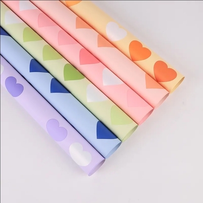 Bom preço. 2024 Nova Chegada Venda Quente Impressão de Coração de Alta Qualidade Impressão de Coração Colorida Florista Impermeável Bouquet Papel de Reboco Por Venda on-line