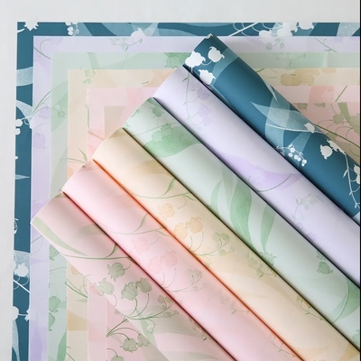 Bom preço. Papel de embrulho de buquê de flores padronizado Papel de embrulho de plástico floral à prova d'água para venda a retalho de flores frescas on-line