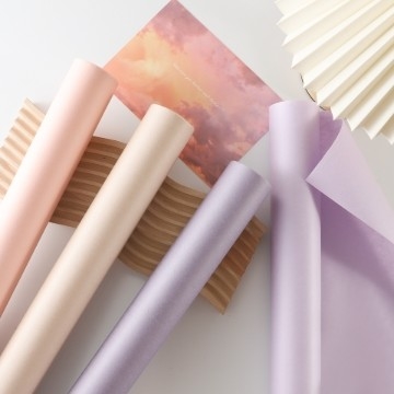Bom preço. Papel de cores múltiplas Papel Kraft Material de embalagem de flores de casamento espessado com boa dureza e design de cores puras on-line
