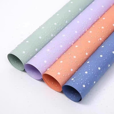 Bom preço. Papel de embalagem de flores de papel ouya com dois lados de Polka Dot, à prova d'água, em tamanho personalizado de 58cm * 58cm on-line