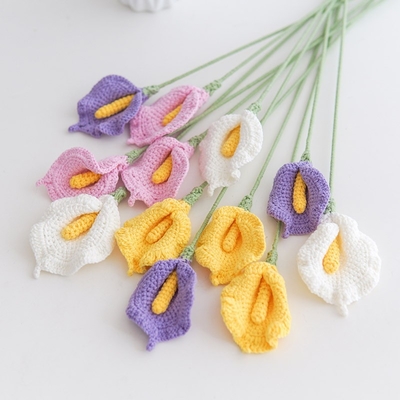 Bom preço. Bouquet de flores de fio feito à mão - Flores artificiais de Calla Lily tricô, arranjo floral de crochê on-line