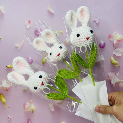 Bom preço. Bouquet de boneca de cabeça de coelhinho de girassol com material de algodão e design de tricô à mão on-line