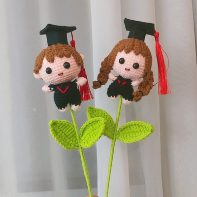 Bom preço. Bouquets de flores da temporada de formatura feitos à mão com meninos meninas e motivos de animais em pilhas de malha on-line