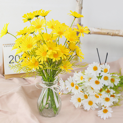 Bom preço. Bouquet de camomila em cores múltiplas para sala de estar e exposição do shopping on-line