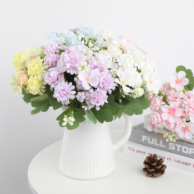 Bom preço. Hortensias de Plástico e Bouquet Daisy Uma Adição Atemporal à Sua Casa ou Eventos on-line