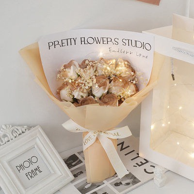 Bom preço. Um novo buquê de rosas azuis esmagadas para o Dia dos Namorados, no dia 20 de Maio. on-line