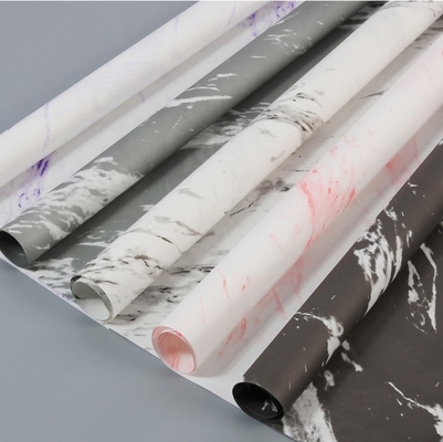 Bom preço. O fabricante vende em atacado buquês de flores de padrão de mármore branco no Dia dos Namorados, presentes de papel de embrulho e presentes de embalagem DIY para lojas de flores on-line