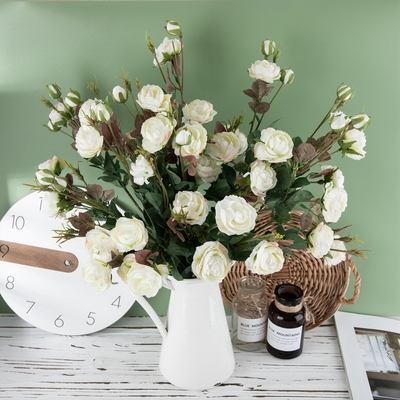 Bom preço. Rosas artificiais de várias cabeças para decoração doméstica on-line