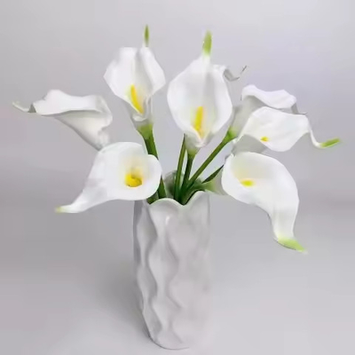 Bom preço. Delicado Decorativo Suave Casamento Decorações de Ano Novo Itens de mesa para casa Seda Flores artificiais Calla Lily on-line