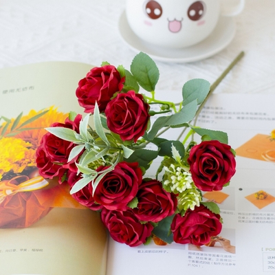 Bom preço. As pequenas rosas são usadas para decorar buquês de casamento e móveis de hotéis on-line
