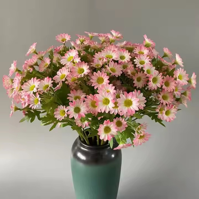 Bom preço. Marguerite Flower Daisy Bouquet Silk Artificial Daisy Flowers Valentines Flowers Decoração de casamento Camomila on-line