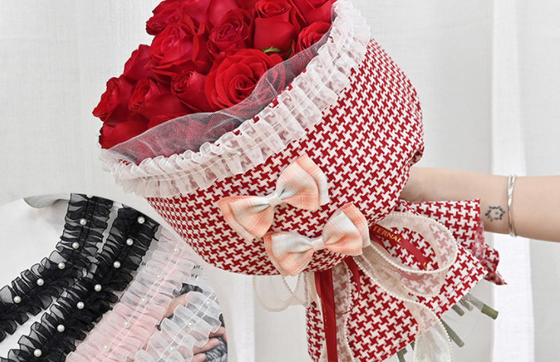 Bom preço. Material de embalagem de flores por grosso, loja de flores, estilo de fragrância pequena, decoração de buquê de tecidos redondos, embalagem de buquê de fitas em forma de onda on-line