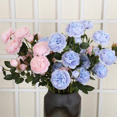 Bom preço. A sala de estar do hotel é decorada com arranjos florais com peonias artificiais on-line