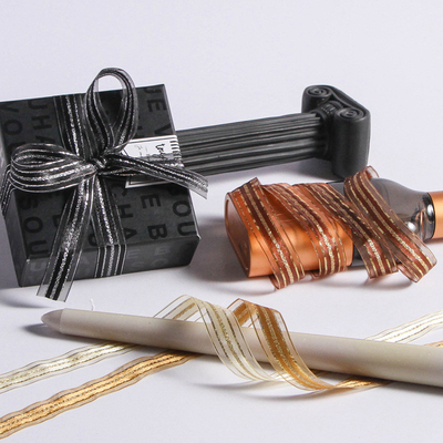 Bom preço. Borda dourada, borda prateada, gaze de neve listrada, gaze de borda, fita de seção média, embalagem de presente de flores DIY, fita de casamento, fita colorida on-line